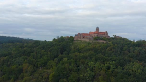 ドイツの城Burg Breubergの空中ビュー 秋の曇りの日に — ストック動画