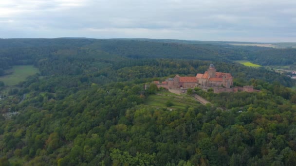 ドイツの城Burg Breubergの空中ビュー 秋の曇りの日に — ストック動画