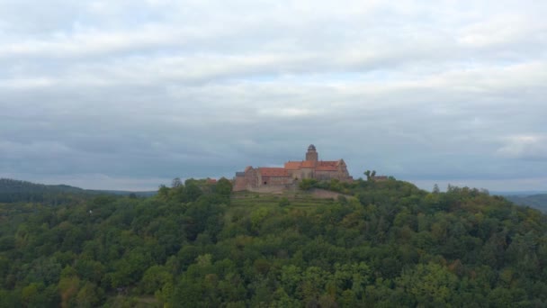 ドイツの城Burg Breubergの空中ビュー 秋の曇りの日に — ストック動画