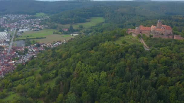 ドイツの城Burg Breubergの空中ビュー 秋の曇りの日に — ストック動画