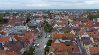 Almanya 'daki Offenburg şehrinin hava görüntüsü. Sonbaharda bulutlu bir günde.