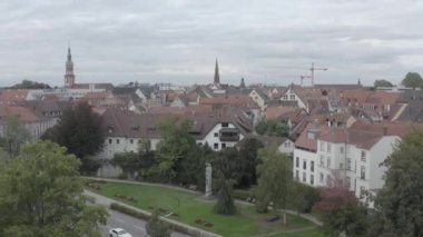 Almanya 'daki Offenburg şehrinin hava görüntüsü. Sonbaharda bulutlu bir günde.