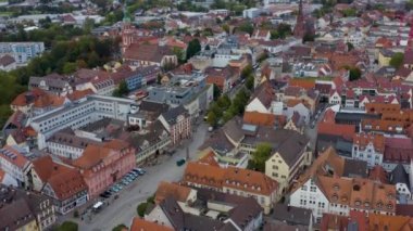 Almanya 'daki Offenburg şehrinin hava görüntüsü. Sonbaharda bulutlu bir günde.