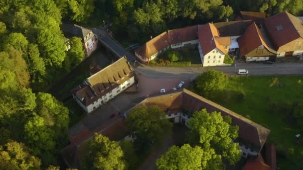 Luftaufnahme des Schlosses Fürstenau in Michelstadt. An einem sonnigen Spätnachmittag im Herbst. 