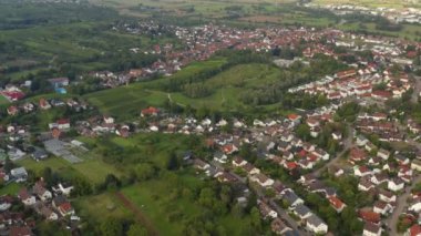 Almanya 'da Varnhalt, Steinbach ve Neuweier köylerinin havadan görünüşü. Güneşli bir yaz sabahında. 