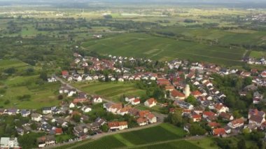 Almanya 'da Varnhalt, Steinbach ve Neuweier köylerinin havadan görünüşü. Güneşli bir yaz sabahında. 