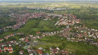 Almanya 'da Varnhalt, Steinbach ve Neuweier köylerinin havadan görünüşü. Güneşli bir yaz sabahında. 
