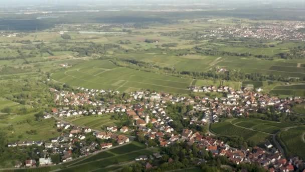 Luftaufnahme Der Dörfer Varnhalt Steinbach Und Neuweier Deutschland Früh Einem — Stockvideo