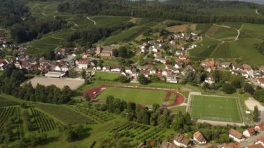 Yazın güneşli bir günde Almanya 'daki Kappelrodeck şehrinin Kara Orman' daki hava manzarası. 