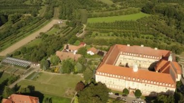Yazın güneşli bir günde Almanya 'da Lauf köyünün etrafındaki hava manzarası. 