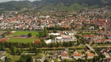 Yazın güneşli bir günde Almanya 'daki Oberkirch şehrinin Kara Orman' daki hava manzarası. 