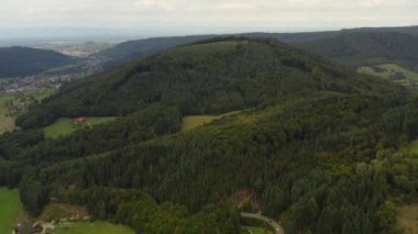 Yazın güneşli bir günde Almanya 'daki Hohengeroldseck Kalesi' nin etrafındaki hava manzarası. 