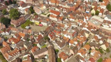 Yazın güneşli bir günde Almanya 'nın Lahr kentinin hava manzarası. 
