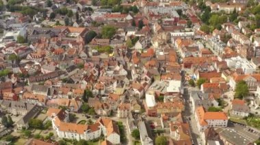Yazın güneşli bir günde Almanya 'nın Lahr kentinin hava manzarası. 