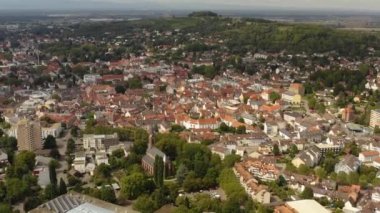 Yazın güneşli bir günde Almanya 'nın Lahr kentinin hava manzarası. 
