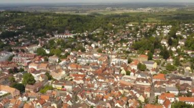 Yazın güneşli bir günde Almanya 'nın Lahr kentinin hava manzarası. 