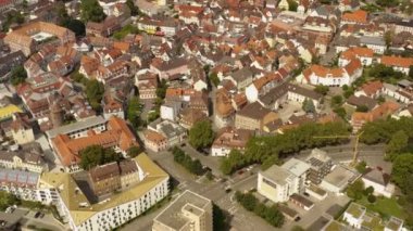 Yazın güneşli bir günde Almanya 'nın Lahr kentinin hava manzarası. 