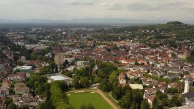 Yazın güneşli bir günde Almanya 'nın Lahr kentinin hava manzarası. 