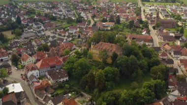 Almanya 'da Mahlberg Şatosu ve şehrin havadan görünüşü