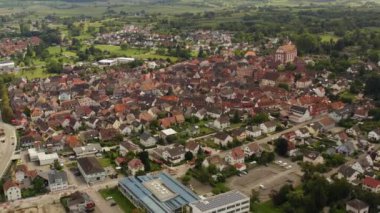 Yazın güneşli bir günde Almanya 'nın eski Ettenheim kentinin hava manzarası. 