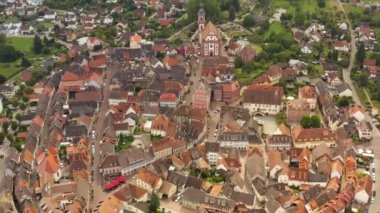 Yazın güneşli bir günde Almanya 'nın eski Ettenheim kentinin hava manzarası. 