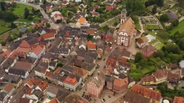Yazın güneşli bir günde Almanya 'nın eski Ettenheim kentinin hava manzarası. 