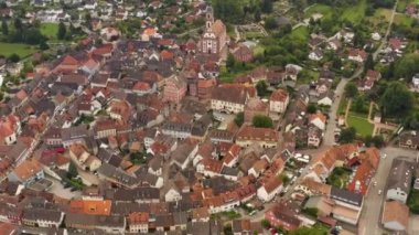 Yazın güneşli bir günde Almanya 'nın eski Ettenheim kentinin hava manzarası. 