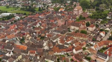 Yazın güneşli bir günde Almanya 'nın eski Ettenheim kentinin hava manzarası. 