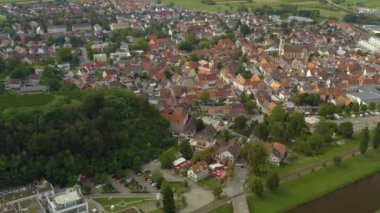 Yazın güneşli bir günde Almanya 'da Riegel am Kaiserstuhl şehrinin hava manzarası. 