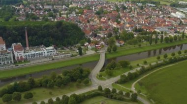 Yazın güneşli bir günde Almanya 'da Riegel am Kaiserstuhl şehrinin hava manzarası. 
