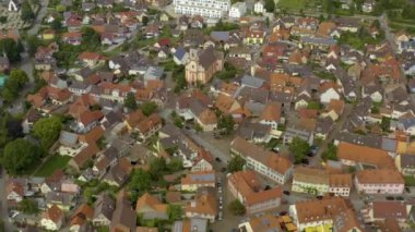 Yazın güneşli bir günde Almanya 'da Riegel am Kaiserstuhl şehrinin hava manzarası. 