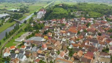 Yazın güneşli bir günde Almanya 'da Riegel am Kaiserstuhl şehrinin hava manzarası. 