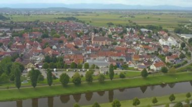 Yazın güneşli bir günde Almanya 'da Riegel am Kaiserstuhl şehrinin hava manzarası. 