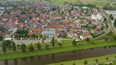 Yazın güneşli bir günde Almanya 'da Riegel am Kaiserstuhl şehrinin hava manzarası. 