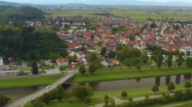 Yazın güneşli bir günde Almanya 'da Riegel am Kaiserstuhl şehrinin hava manzarası. 