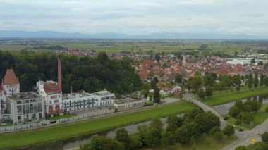 Yazın güneşli bir günde Almanya 'da Riegel am Kaiserstuhl şehrinin hava manzarası. 