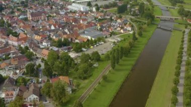 Yazın güneşli bir günde Almanya 'da Riegel am Kaiserstuhl şehrinin hava manzarası. 