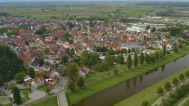 Yazın güneşli bir günde Almanya 'da Riegel am Kaiserstuhl şehrinin hava manzarası. 