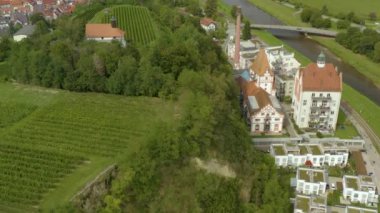Yazın güneşli bir günde Almanya 'da Riegel am Kaiserstuhl şehrinin hava manzarası. 