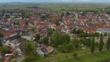 Yazın güneşli bir günde Almanya 'da Riegel am Kaiserstuhl şehrinin hava manzarası. 