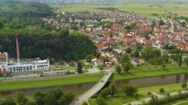 Yazın güneşli bir günde Almanya 'da Riegel am Kaiserstuhl şehrinin hava manzarası. 