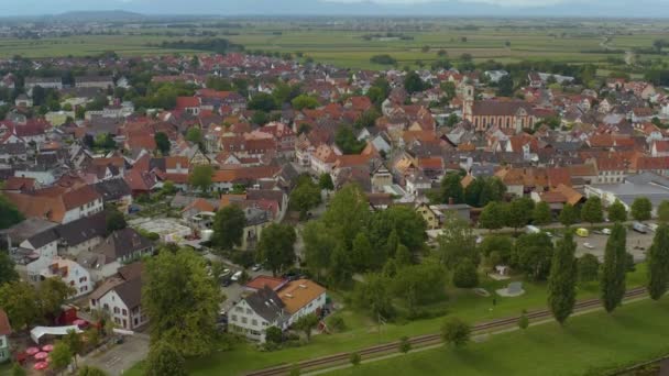 Luftaufnahme der Stadt Riegel am Kaiserstuhl an einem sonnigen Sommertag. 