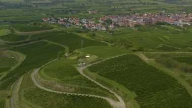 Yazın güneşli bir günde Almanya 'daki Koenigschaffhausen şehrinin hava manzarası. 