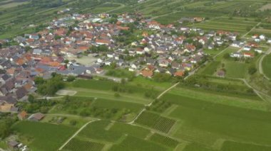 Yazın güneşli bir günde Almanya 'daki Koenigschaffhausen şehrinin hava manzarası. 