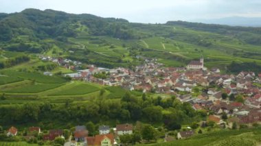 Almanya 'daki Kiechlinsbergen am Kaiserstuhl köyünün hava görüntüsü