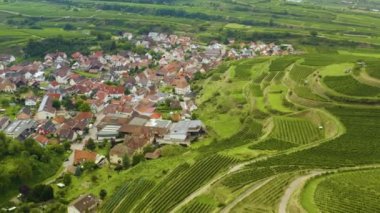 Almanya 'daki Kiechlinsbergen am Kaiserstuhl köyünün hava görüntüsü