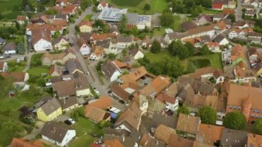 Yazın güneşli bir günde Almanya 'da Burkheim am Kaiserstuhl köyünün hava manzarası.