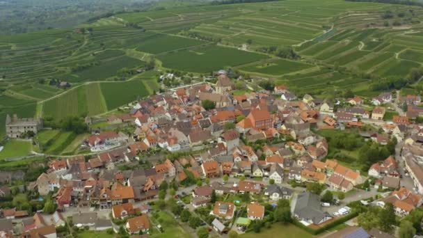 여름날 독일의 부르크 카이저 마을의 공중에서 바라본 — 비디오