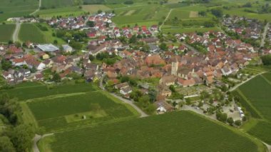Yazın güneşli bir günde Almanya 'da Burkheim am Kaiserstuhl köyünün hava manzarası.