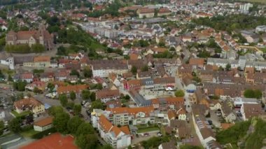 Yazın geç saatlerdeki güneşli bir günde Almanya 'da Braisach am Kaiserstuhl şehrinin hava manzarası. 